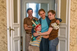 Karneval in der neuen Wohnung in Recklinghausen: Mutter Margret (Luise Heyer, 2.v.r.) mit ihrem Mann Heinz (S&ouml;nke M&ouml;hring, l.) und den S&ouml;hnen Hans-Peter (Julius Weckauf, vorne 2.v.l.) und Matthes (Jan Lindner, r.).