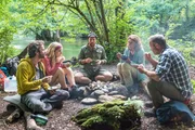 Nick (Felix Hellmann, l.), Saskia (Michelle Monballijn, 2.v.l.), Teamleiter Jochen (Stephan Zinner, M.), Gitti (Adele Neuhauser, 2.v.r.) und Gregor (Michael Roll, r.) genie&szlig;en das Abendessen in der Wildnis.