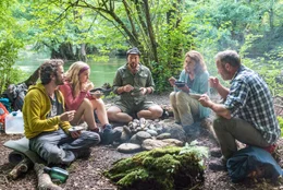 Nick (Felix Hellmann, l.), Saskia (Michelle Monballijn, 2.v.l.), Teamleiter Jochen (Stephan Zinner, M.), Gitti (Adele Neuhauser, 2.v.r.) und Gregor (Michael Roll, r.) genie&szlig;en das Abendessen in der Wildnis.