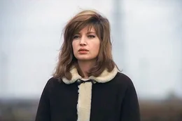 Monica Vitti in der Rolle der Giuliana im Drama "Rote W&uuml;ste" ("Il deserto rosso") aus dem Jahr 1964