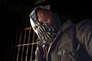 Der S&ouml;ldner und Terrorist Bane (Tom Hardy), der eine Maske tr&auml;gt, die ihn mit einem Gas gegen seine st&auml;ndigen Schmerzen versorgt, f&auml;llt in Gotham City ein und kontrolliert schon bald die Stadt...