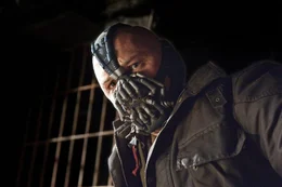 Der S&ouml;ldner und Terrorist Bane (Tom Hardy), der eine Maske tr&auml;gt, die ihn mit einem Gas gegen seine st&auml;ndigen Schmerzen versorgt, f&auml;llt in Gotham City ein und kontrolliert schon bald die Stadt...