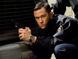 Der junge Polizist Blake (Joseph Gordon-Levitt) hat &uuml;ber Gordon von Banes Pl&auml;nen erfahren und will nun Wayne dazu bringen, wieder als Besch&uuml;tzer von Gotham City aktiv zu werden.