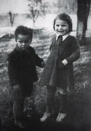 1946 wird Helmut K&ouml;glberger als Kind eines Schwarzen G.I.s im ober&ouml;sterreichischen Sierning geboren. Seinen Vater lernt er nie kennen, die Mutter verst&ouml;&szlig;t ihn.