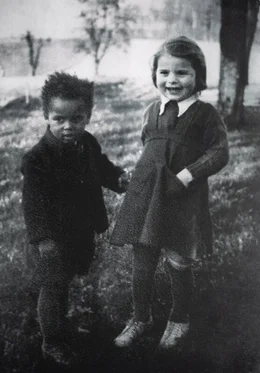 1946 wird Helmut K&ouml;glberger als Kind eines Schwarzen G.I.s im ober&ouml;sterreichischen Sierning geboren. Seinen Vater lernt er nie kennen, die Mutter verst&ouml;&szlig;t ihn.