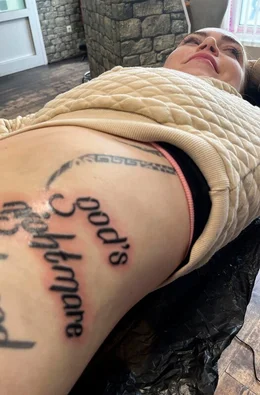 Gottes Albtraum - Sophie Tattoos geben ihr Kraft