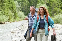 Gregor (Michael Roll) und Gitti (Adele Neuhauser) entdecken eine Badestelle zur Abk&uuml;hlung.