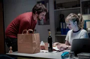 Ein hart verdienter Moment der Entspannung: Milan Mandic (Igor Kovac) und Isabelle Grandjean (Anna Pieri Zuercher)