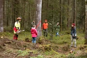 Die Holzfäller machen sich an die Arbeit, aber Toni (Anna Malner, vorn mi.) ist dagegen, weil sie den Specht retten will, der in einem der vom Befall betroffenen Bäume lebt. Dina (Maya Haddad) ist hin- und hergerissen, was sie tun soll. Im Hintergrund: Vinzenz (Michael Sideris) Die Holzfäller machen sich an die Arbeit, aber Toni (Anna Malner, vorn mi.) ist dagegen, weil sie den Specht retten will, der in einem der vom Befall betroffenen Bäume lebt. Dina (Maya Haddad) ist hin- und hergerissen, was sie tun soll. Im Hintergrund: Vinzenz (Michael Sideris)