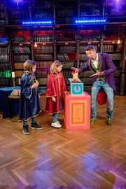 Zauberlehrer Tristan mit Julian und Hannah.