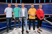 In der beliebten Radiowoche treten Radiomoderatorinnen und -moderatoren der ARD-Wellen gemeinsam mit ihren H&ouml;rerinnen und H&ouml;rern gegen die geballte Expertise der Quiz-Elite an. Moderator Alexander Bommes (M.) mit den Kandidat:innen (v.l.n.r.): Christian Recktenwald, Frank Falkenauer (SR 1), Christoph Paninka, Franziska Eder (Bayern 2).