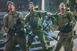 Dr. Peter Venkman (Bill Murray, r.), Dr. Raymond Stantz (Dan Aykroyd, M.) und Dr. Egon Spengler (Harold Ramis, l.) zwingen die Geister in die Knie.