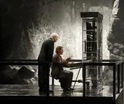 Alfred (Michael Caine, l.) versucht vergeblich Bruce Wayne (Christian Bale) davon abzuhalten, als "Dunkler Ritter" nach Gotham City zur&uuml;ckzukehren.