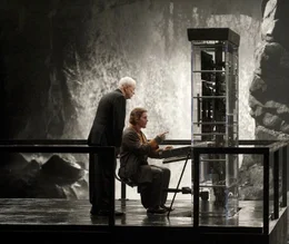 Alfred (Michael Caine, l.) versucht vergeblich Bruce Wayne (Christian Bale) davon abzuhalten, als "Dunkler Ritter" nach Gotham City zur&uuml;ckzukehren.