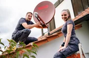 Aufs Dach gestiegen: Ausbilder Matthias (l.) und Elektriker-Azubi Sara sorgen f&uuml;r guten Empfang.