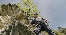 Der Polizist Roland Janko klettert zum Ausgleich.