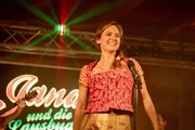 Jana Skoff (Emily Cox).