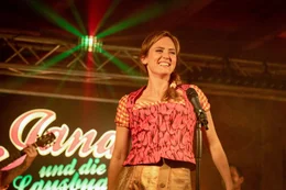 Jana Skoff (Emily Cox).
