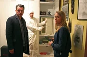 Der Safe ist offen! Bergmann (Hary Prinz), Anni (Anna Unterberger) und Kofler (Christoph Kohlbacher, hinten) bei der Spurensicherung.