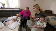 Lisa will mit Baby Prya in eine eigene Wohnung ziehen, aber erst einmal muss sie einen Mietvertrag bekommen. Lisa will mit Baby Prya in eine eigene Wohnung ziehen, aber erst einmal muss sie einen Mietvertrag bekommen.