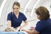 Dr. Jo Karev (Camilla Luddington, l.); Dr. Miranda Bailey (Chandra Wilson, r.) Dr. Jo Karev (Camilla Luddington, l.); Dr. Miranda Bailey (Chandra Wilson, r.)