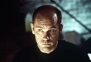 Der wahnsinnige Attent&auml;ter Mitch Leary (John Malkovich) wei&szlig; genau, wie er Franks angeschlagene Psyche f&uuml;r sein Vorhaben nutzen kann ...