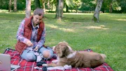 Anna arbeitet an einer Sockenkrake. Aus gebrauchten Socken l&auml;sst sich so ein tolles Hundespielzeug basteln.