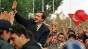 Istanbuler Bürgermeister Recep Tayyip Erdoğan winkt Anhängern nach einer Pressekonferenz im Jahr 1998. Istanbuler Bürgermeister Recep Tayyip Erdoğan winkt Anhängern nach einer Pressekonferenz im Jahr 1998.
