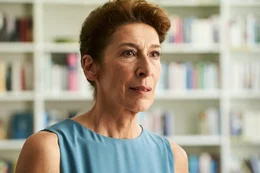 Mit Verlagslektorin Gitti Kronlechner (Adele Neuhauser) sollte man es sich nicht verscherzen.