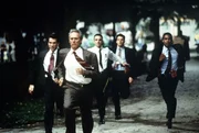 Die Jagd geht los: Frank (Clint Eastwood, vorne), sein Partner Al (Dylan McDermott, l.) und weitere Kollegen rennen gegen die Zeit und f&uuml;r das Leben des Pr&auml;sidenten ...