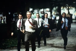 Die Jagd geht los: Frank (Clint Eastwood, vorne), sein Partner Al (Dylan McDermott, l.) und weitere Kollegen rennen gegen die Zeit und f&uuml;r das Leben des Pr&auml;sidenten ...