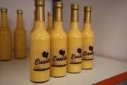 Hausgemachter Eierlik&ouml;r aus Eiern eigener H&uuml;hnerhaltung vom Hof Stallwitz in Bammersdorf (Kreis Ansbach/ Mittelfranken).
