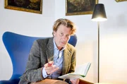 Der Schauspieler Michael Hartmann (Michaelvon Au) hat schon bessere Zeiten gesehen. Der einst als „Alpenbulle“ gefeierte TV-Star, liest nun vor einem exklusiven Publikum in der Meersburg, aus seinem neuen Buch. Der Schauspieler Michael Hartmann (Michaelvon Au) hat schon bessere Zeiten gesehen. Der einst als „Alpenbulle“ gefeierte TV-Star, liest nun vor einem exklusiven Publikum in der Meersburg, aus seinem neuen Buch.