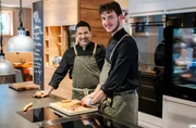 Kochen mit Leidenschaft: Ausbilder Manuel (l) mit Koch-Azubi Erik, erstes Lehrjahr.