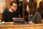 Sascha Bergmann (Hary Prinz) und seine Chefin Nicole Sturm (Bettina Mittendorfer, re.) haben Fragen an B&uuml;rgermeisterin Elisabeth Korn.