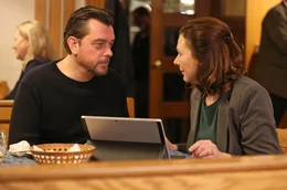 Sascha Bergmann (Hary Prinz) und seine Chefin Nicole Sturm (Bettina Mittendorfer, re.) haben Fragen an B&uuml;rgermeisterin Elisabeth Korn.