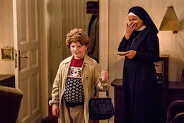 Auch Tante Lisbeth (Birge Schade, r.), eine echte Nonne, bringen Hans-Peters (Julius Weckauf, l.) Parodien regelm&auml;&szlig;ig zum Lachen.