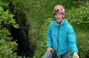 Tim O&rsquo;Connell, Landschaftspfleger und H&ouml;hlenkletterer, vor der Pollnagollum-H&ouml;hle: Um den Burren zu verstehen, erkundet er das unterirdische Fluss- und H&ouml;hlensystem.