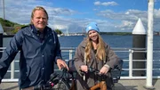 Björn Freitag (l) mit Reise-Bloggerin Finja Schulze auf der Promenade Kiellinie. Björn Freitag (l) mit Reise-Bloggerin Finja Schulze auf der Promenade Kiellinie.