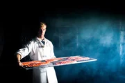 Fischz&uuml;chter Gerhard Marzi beim R&auml;uchern seiner Fische.