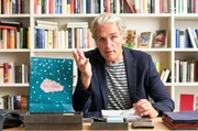Verlagsbesitzer Robert Holzer (Walter Sittler) wird Vater und kauft mit Freuden Babysachen.