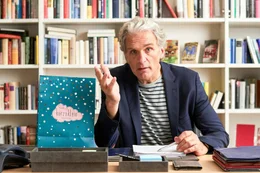 Verlagsbesitzer Robert Holzer (Walter Sittler) wird Vater und kauft mit Freuden Babysachen.
