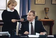 B&uuml;rgermeister W&ouml;ller (Fritz Wepper, r.) und Marianne Laban (Andrea Wildner, l.) bei der Arbeit.