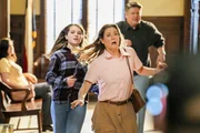 (v.li.): Raegan Revord (Missy Cooper), Zoe Perry (Mary Cooper), Lance Barber (George Cooper Sr.).