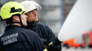 Bei der Berufsfeuerwehr Hamburg arbeitet Henning Baum (r.) in 24-Stunden-Schichten, nimmt an verschiedenen Eins&auml;tzen teil und lernt als Auszubildender das Miteinander auf der Wache kennen.
