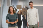 &bdquo;Energy Sharing&ldquo; ist ein L&ouml;sungsansatz, um die Energiewende zu bew&auml;ltigen. Hier investieren B&uuml;rger gemeinsam in lokale Energieinfrastrukturen und beschleunigen so den Umstieg auf erneuerbare Energien. Wie diese Investitionen Haushalte entlasten und unabh&auml;ngiger machen k&ouml;nnten und was das mit einem ber&uuml;hmten gallischen Dorf zu tun hat, erkl&auml;ren Anja Reschke (l.) und Adrian Pflug (r.) in &bdquo;Wissen vor acht &ndash; Zukunft&ldquo;.