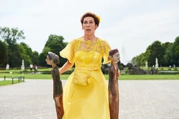 Gitti Kronlechner (Adele Neuhauser) eilt zur Hochzeit ihrer Freundin Pia.