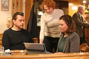 Sascha Bergmann (Hary Prinz) und seine Chefin Nicole Sturm (Bettina Mittendorfer, re.) haben Fragen an B&uuml;rgermeisterin Elisabeth Korn (Stefanie Dvorak).