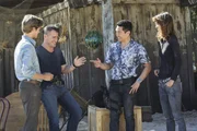 Sind ein gutes Team (v.l.n.r.): MacGyyver (Lucas Till), Jack (George Eads) und ihre Hawaii-Five-O-Kollegen Chin (Daniel Dae Kim) und Kono (Grace Park) ...