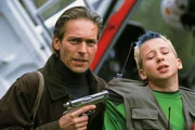 Horst Maiwald (Jaques Breuer) bedroht seine Geisel Dirk Lüdwitz (Julius Jellinek). Seine Forderung: Er will sofort das Sorgerecht für seinen Sohn. Horst Maiwald (Jaques Breuer) bedroht seine Geisel Dirk Lüdwitz (Julius Jellinek). Seine Forderung: Er will sofort das Sorgerecht für seinen Sohn.